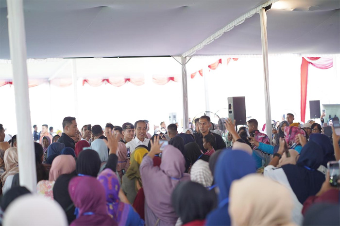 Suasana Stadion Gemilang Kabupaten Magelang, Jawa Tengah, meriah bercampur haru menyambut kehadiran Presiden Republik Indonesia Joko Widodo (Jokowi) di tengah 2.500 ibu-ibu nasabah PNM Mekaar. - Image