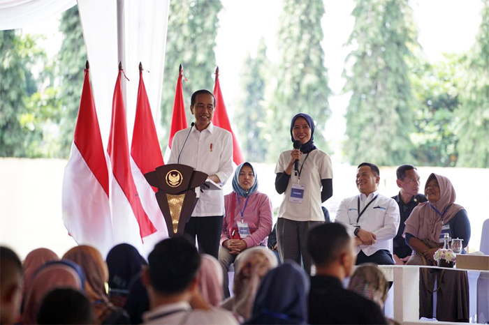 Presiden Joko Widodo (Jokowi) menyapa 2.500 ibu-ibu nasabah dan 750 tenaga pendamping (Account Officer) di Stadion Gemilang Kabupaten Magelang, Magelang, Jawa Tengah, pada pagi ini Senin (29/01). - Image