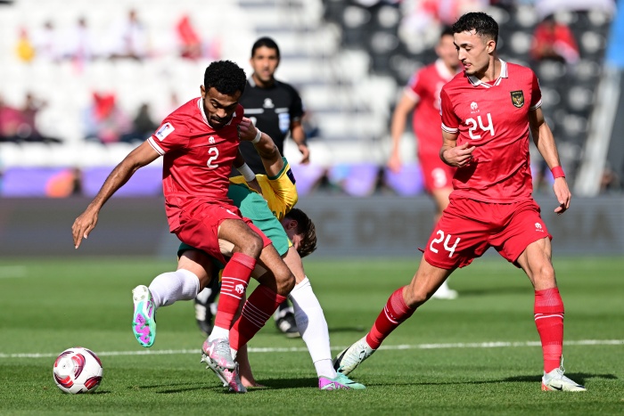 APRESIASI: Yakob Sayuri dan Justin Hubner ketika berjibaku menghadapi pemain Australia di babak 16 besar Piala Asia 2023. (Tim Media PSSI) - Image