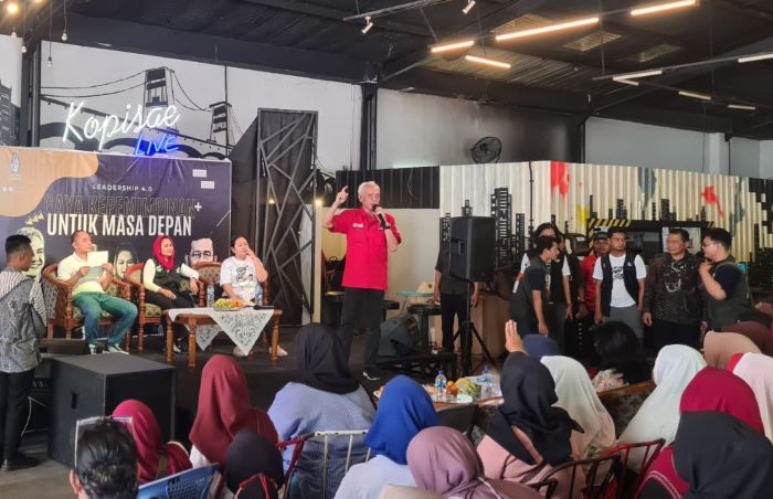 Masyarakat Kecamatan Wonocolo antusias mengikuti talk show yang digelar sukarelawan Ganjar-Mahfud, Jatim Beragam. - Image