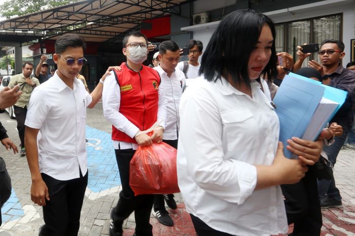 Tersangka kasus penganiayaan Ronald Tannur diserahkan dari kepolisian ke Kejaksaan Negeri Surabaya. - Image