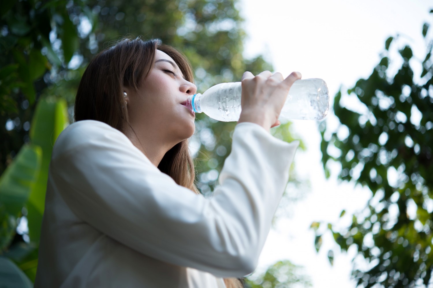 ilustrasi minum air. Sumber foto: Freepik - Image