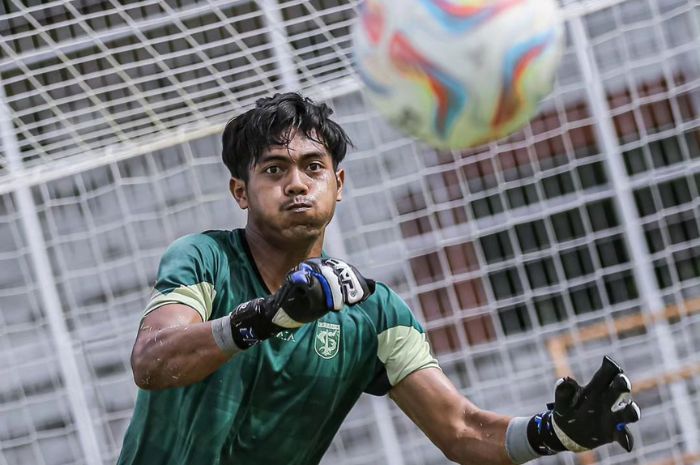 SIAP CLEAN SHEET: Andhika Ramadhani berpotensi turun sebagai starting eleven untuk mengawal gawang Persebaya Surabaya menghadapi PSIS Semarang hari ini, Selasa (30/1). (Persebaya) - Image