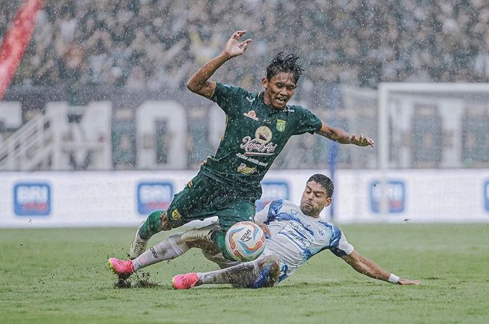 Arief Catur berjibaku dengan pemain PSIS Semarang. (Dok. Persebaya) - Image