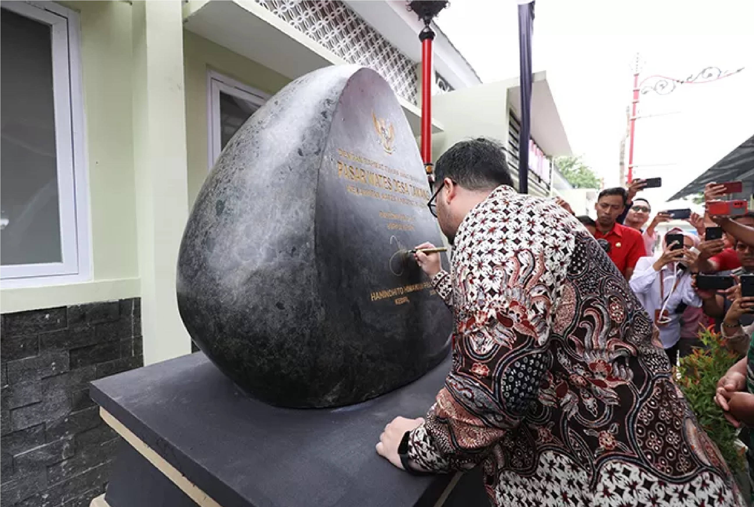 Bupati Kediri Hanindhito Himawan Pramana menantangani prasasti peresmian Pasar Wates pada Senin (29/1) kemarin. / Radar Kediri - Image