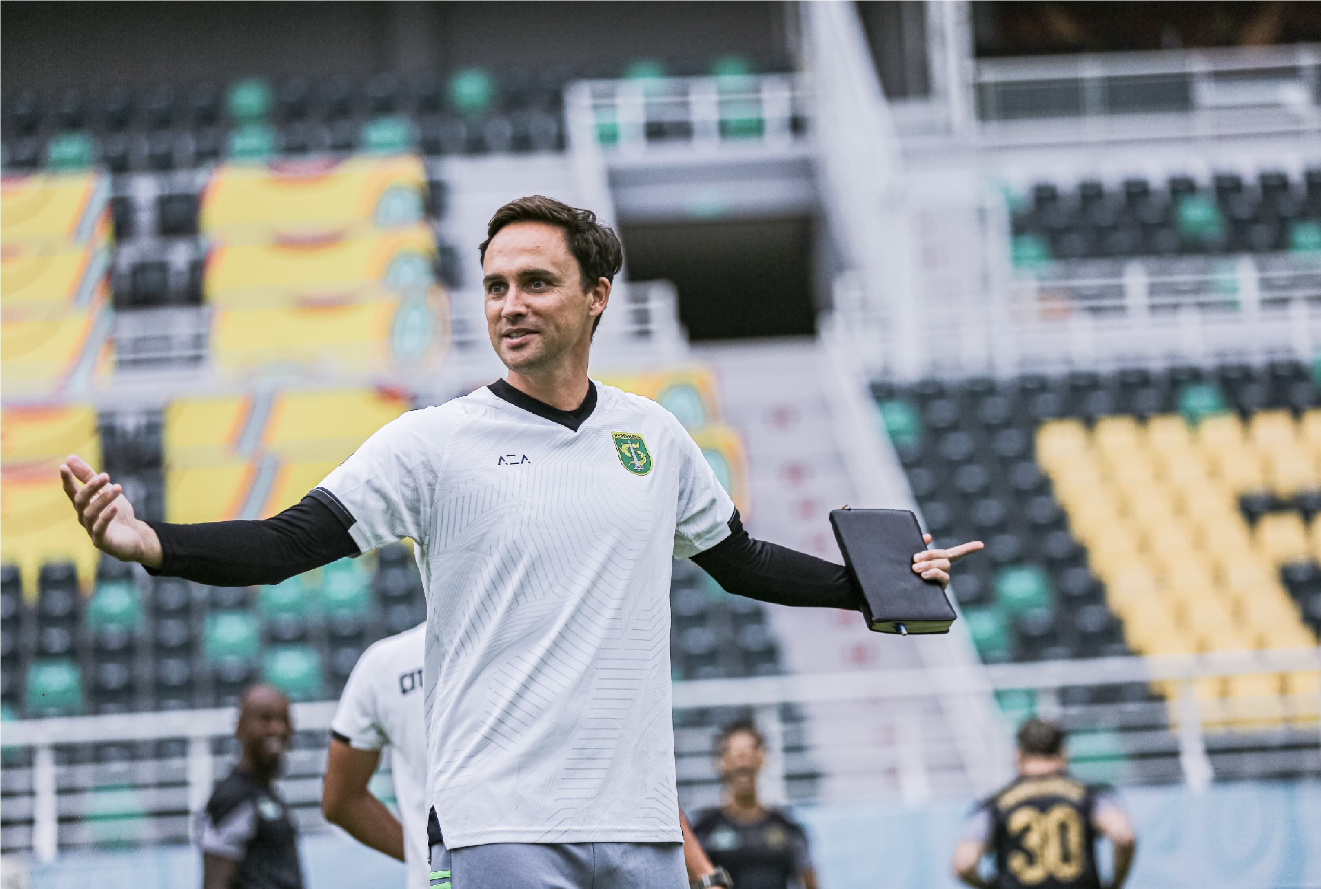 Pelatih Persebaya Surabaya Paul Munster memberikan arahan saat official training di Stadion Gelora Bung Tomo, pada Senin (29/1) sore. - Image