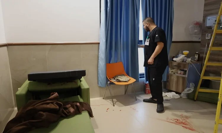 Gambar seorang tenaga kesehatan di sebuah ruangan Rumah Sakit Ibnu Sina yang terletak di Jenin Tepi Barat (nytimes.com) - Image