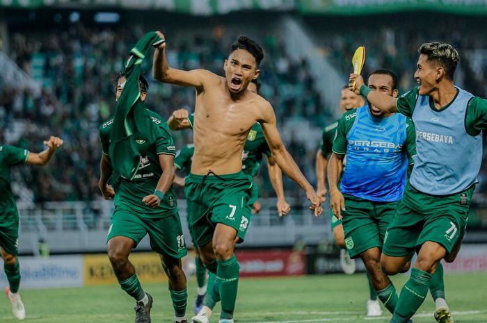 WONDERKID: Memori manis selebrasi Marselino Ferdinan usai mencetak gol kemenangan Persebaya saat melawan PSIS Semarang di Liga 1 2022/2023 pekan ke-6. (Persebaya) - Image
