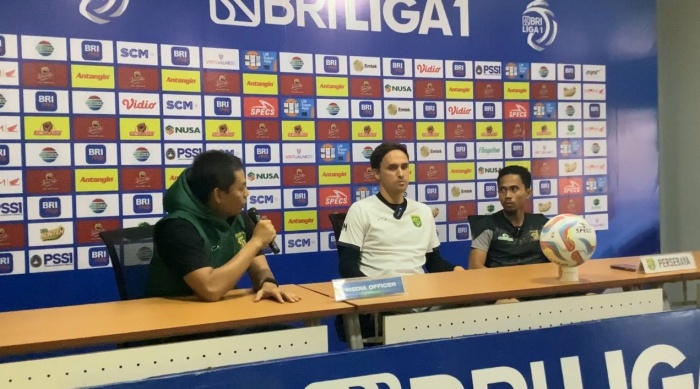PATAHKAN MITOS: Reva Adi Utama (kanan) percaya diri dan optimistis dalam laga Persebaya Surabaya menghadapi PSIS Semarang hari ini, Selasa (30/1). (Moch. Rizky Pratama Putra/JawaPos.com) - Image
