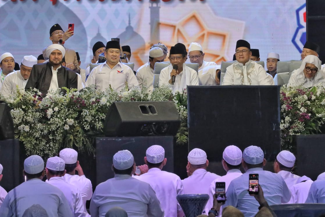 Calon wakil presiden nomor urut 3 Mahfud MD menghadiri Selawat Persatuan Indonesia bersama Habib Syekh bin Abdul Qodir Assegaf di Lapangan Panahan Pakansari, Cibinong, Kabupaten Bogor, Jawa Barat. - Image
