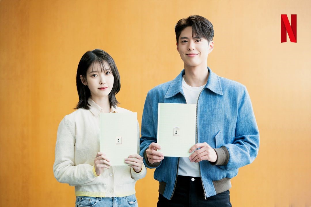 Aktor asal Korea Selatan IU dan Park Bo Gum. Sumber foto: Instagram / @netflixkr - Image
