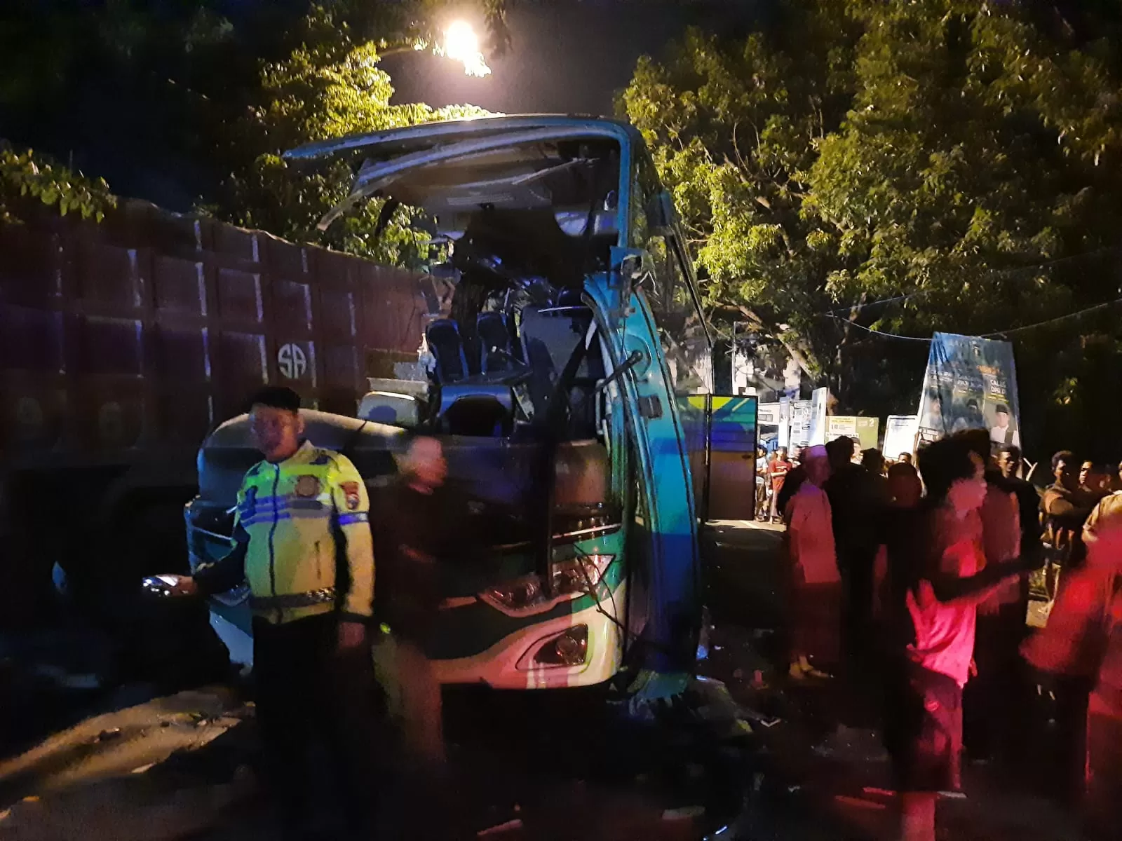 Kondisi bus pariwisata yang ringsek usai bertabrakan dengan dump truk di Jalan Raya Desa Kemangi, Bungah, Gresik pada Sabtu (27/1) malam./Radar Gresik - Image