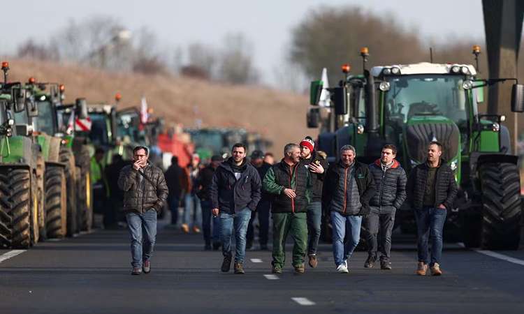 Petani Prancis protes atas tekanan harga, pajak, dan peraturan ramah lingkungan di Beauvais, Prancis, 29 Januari 2024. - Image