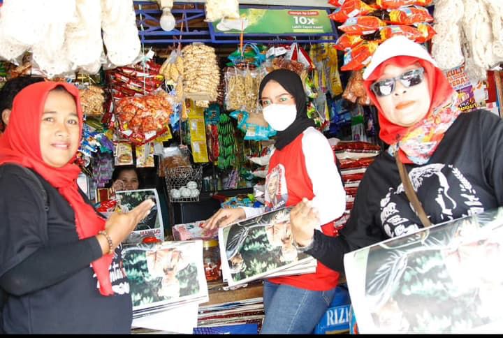 Relawan Ganjar-Mahfud turun ke wilayah Gubeng yang dinilai lemah untuk suara Ganjar dan Mahfud di Pemilu 2024. - Image