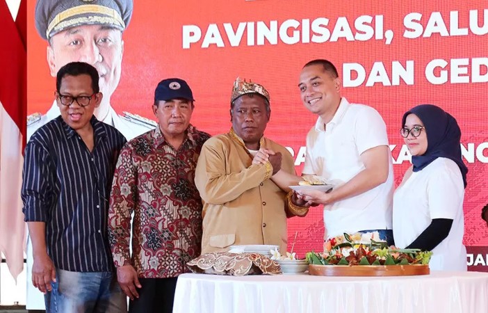 Wali Kota Surabaya Eri Cahyadi meresmikan lapangan futsal di Jalan Gading Timur II. - Image
