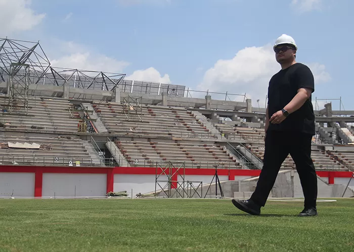 Bupati Kediri Hanindhito Himawan Pramana saat meninjau proyek pembangunan Stadion Gelora Daha Jayati Tahap Pertama pada Desember 2023. /Karen Wibi/Radar Kediri - Image