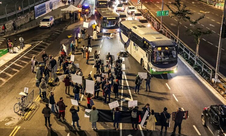 Gambar keluarga Israel yang ditahan di Gaza, memblokir jalan dekat Kementerian Pertahanan Israel (nytimes.com) - Image