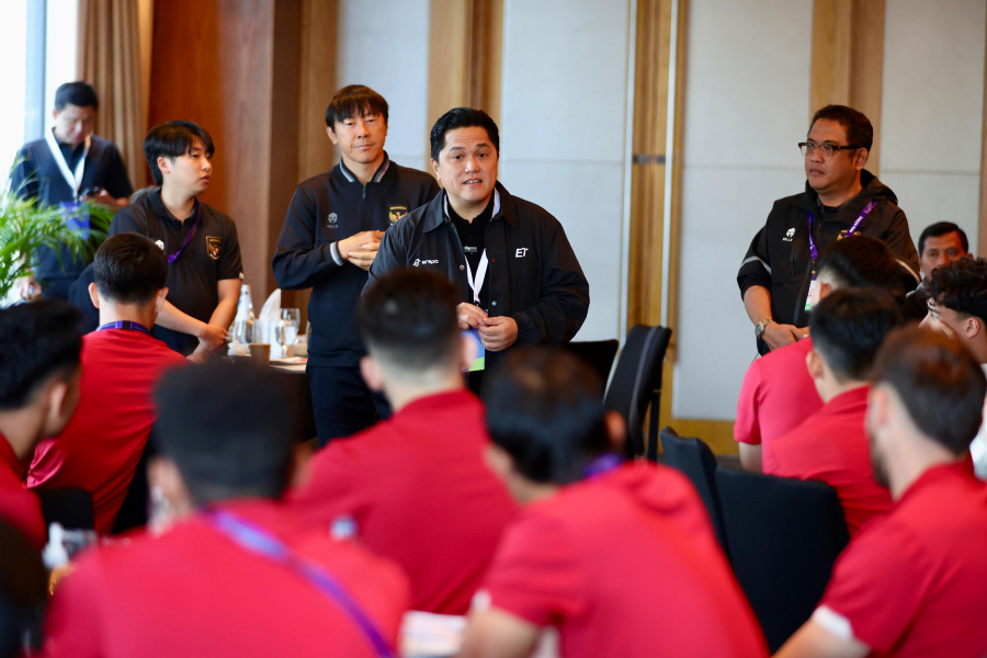 Erick Thohir saat memberikan motivasi kepada Timnas Senior yang berlaga di Piala Asia 2023 Doha Qatar (Sumber Foto : Media PSSI) - Image