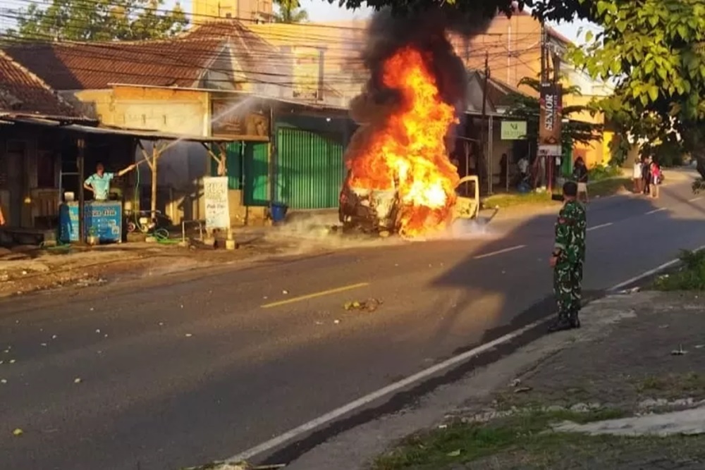 Mobil Espass terbakar di Turen Malang pada pagi ini (31/1) (Radar Malang/Jawa Pos Group) - Image