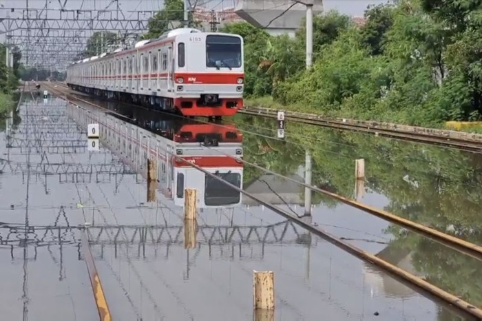 Jalur KRL arah St. Tanjung Priok sempat terendam banjir usai diguyur hujan semalaman. - Image