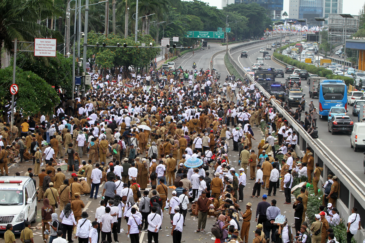 Massa yang tergabung dalam Asosiasi Pemerintah Desa Seluruh Indonesia (Apdesi) menggelar aksi unjuk rasa di Gedung DPR RI, Senayan, Jakarta, Rabu (31/1/2024). - Image