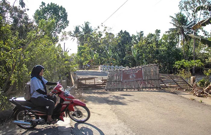Kondisi Jembatan Pucunggrowong yang rusak fi Kelurahan Karangrejek, Imogiri, Bantul. / sumber : Radar Purworejo. - Image