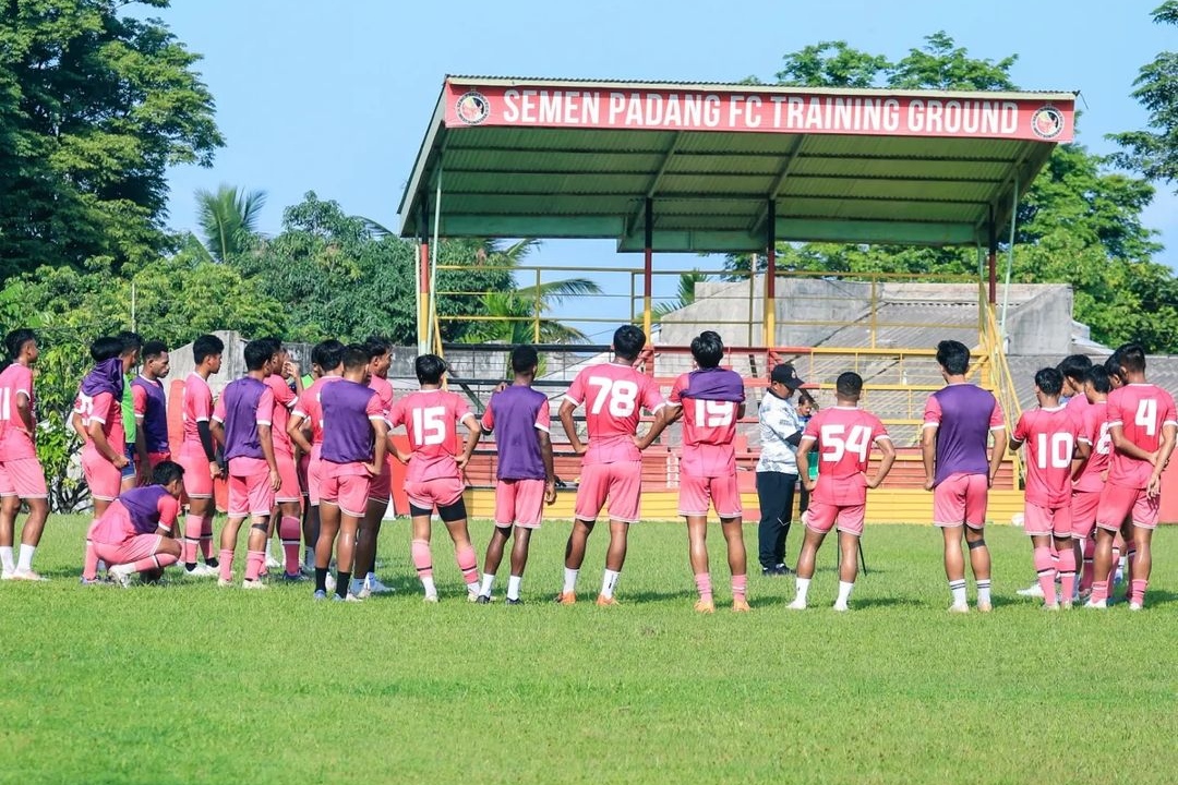 Potret pemain Semen Padang jelang laga menghadapi Persiraja Banda Aceh./Instagram/Semenpadangfcid - Image