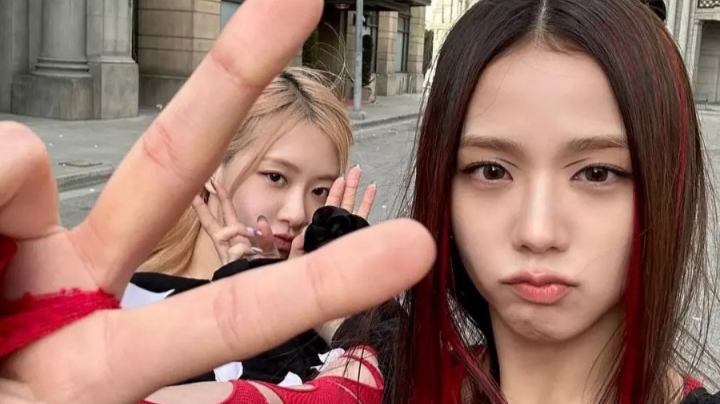 Rosé BLACKPINK tunjukkan Cintanya Pada Jisoo di Lokasi Syuting ‘Omniscient Reader’s Viewpoint.’ Sumber Foto: Soompi - Image