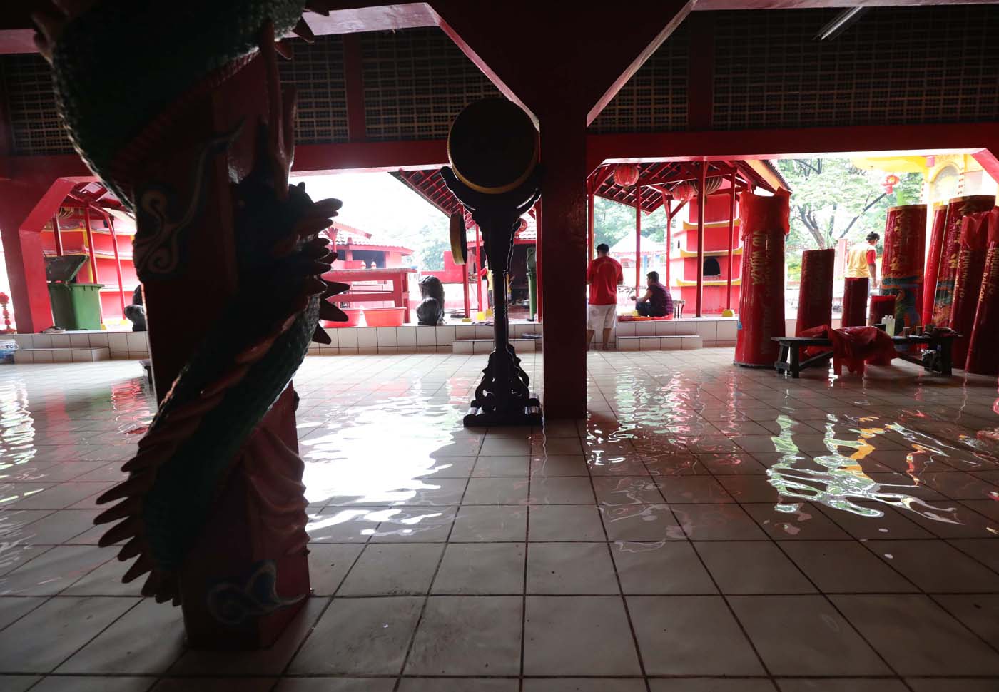 Hujan Deras mengakibatkan Vihara Bahtera Bakti, Jakarta Utara, Tergenang, Rabu (31/1/2024).