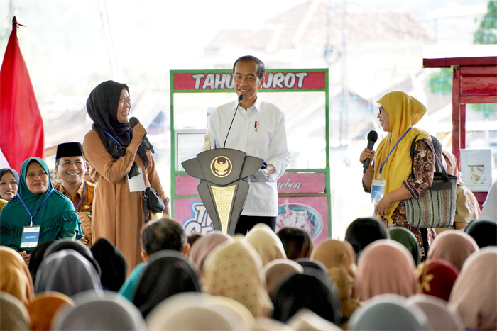 Jokowi dan Ibu Negara kali ini menyapa 5.000 nasabah PNM Mekaar dari Kabupaten Wonogiri di Stadion Krisak Singodutan pada Kamis (01/02) hari ini. - Image