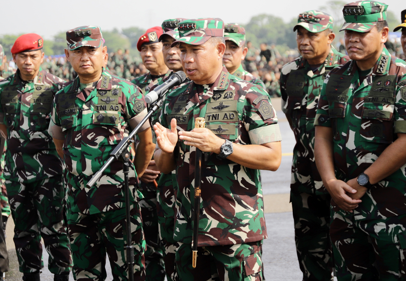 Panglima TNI Jenderal TNI Agus Subiyanto didampingi sejumlah para Perwira Tinggi TNI meninjau pasukan pada apel gelar kekuatan TNI untuk pengamanan Pemilu 2024 di Lapangan Taxy Way Echo Halim Perdanakusuma, Jakarta Timur, Kamis (1/2/2024). - Image