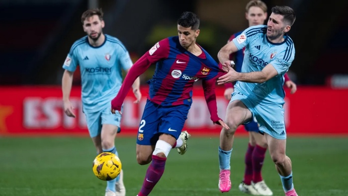 PERAN VITAL: Joao Cancelo berduel dengan pemain Osasuna. Pemain asal Portugal itu memegang peran kunci atas kemenangan tersebut. (fcbarcelona) - Image