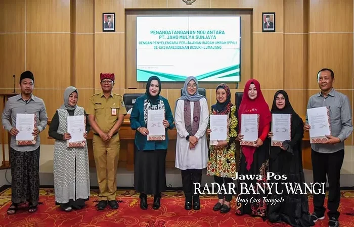 Dirut PT Jaho Mulya Sunjaya Arifah Mulyani usai meneken MoU dengan PPIU PT Berkah Kubah Hijau Ibnul Mubarok disaksikan Bupati Ipuk Fiestiandani di aula Pemkab Banyuwangi, Selasa (30/1). - Image