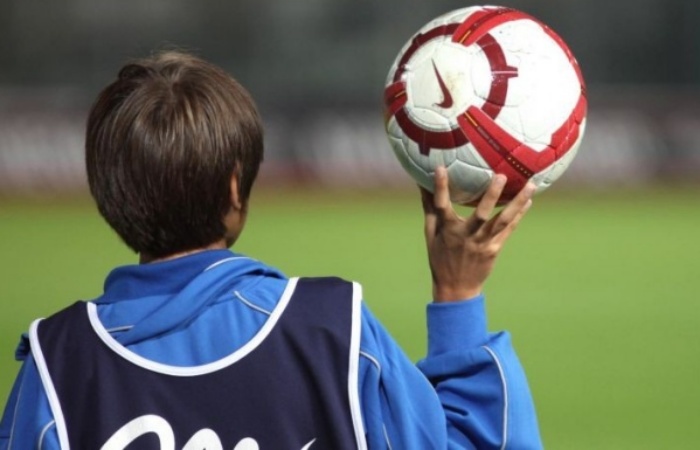 BALLBOY: Ilustrasi seorang ballboy pertandingan sepak bola. (borderline24) - Image