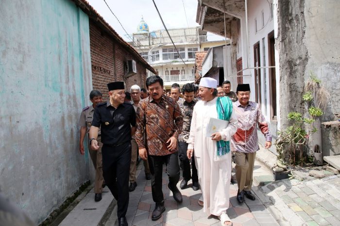 Wali Kota Surabaya Eri Cahyadi mendampingi Menteri ATR/BPN Hadi Tjahjanto serahkan 11 sertifikat tanah wakaf di Pondok Pesantren An Najiyah Sidosermo, Surabaya, Rabu (31/1). - Image