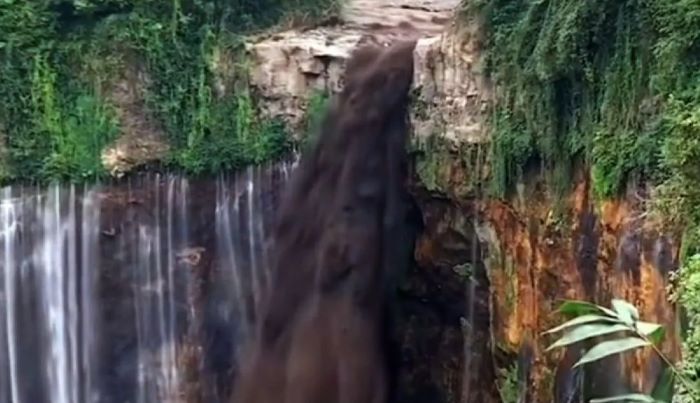 Tangkapan layar dari video ketika banjir lahar menerjang air terjun Tumpak Sewu, Lumajang pada hari Rabu (31/1). - Image