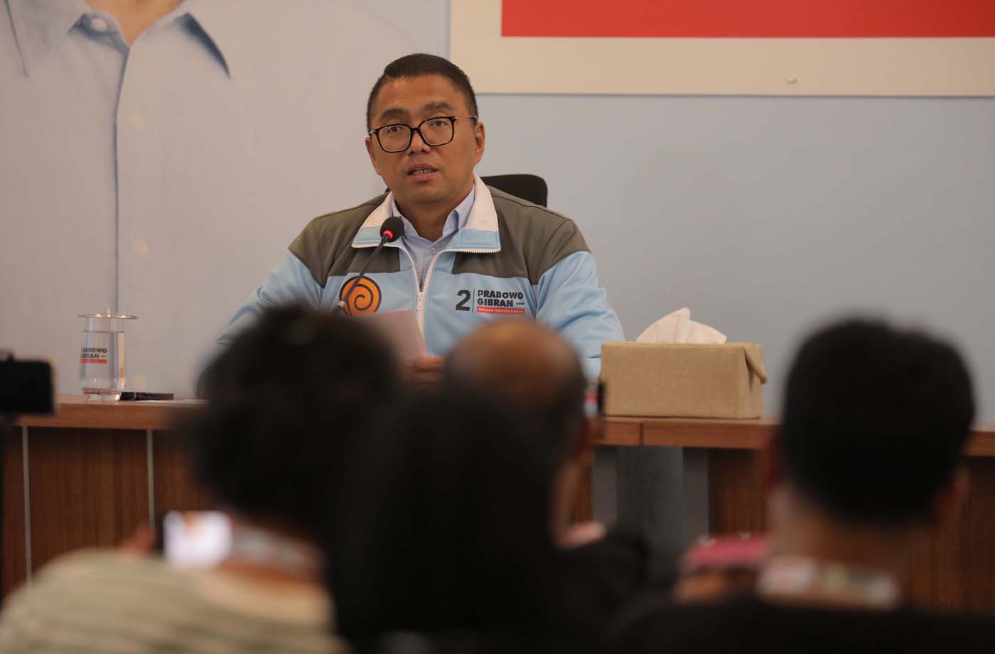 Wakil Komandan Alpha TKN Prabowo-Gibran, Fritz Edward Siregar (kiri) menyampaikan keterangan di Media Center, Kebayoran Baru, Jakarta Selatan, Kamis (1/2/2024). - Image