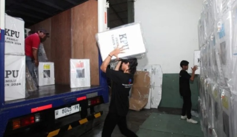 KPU Kota Surabaya di Margomulyo, Surabaya, Jawa Timur, pekerja mengangkut logistik Pemilu 2024 ke dalam truk pada hari Jumat (2/2/2024). - Image