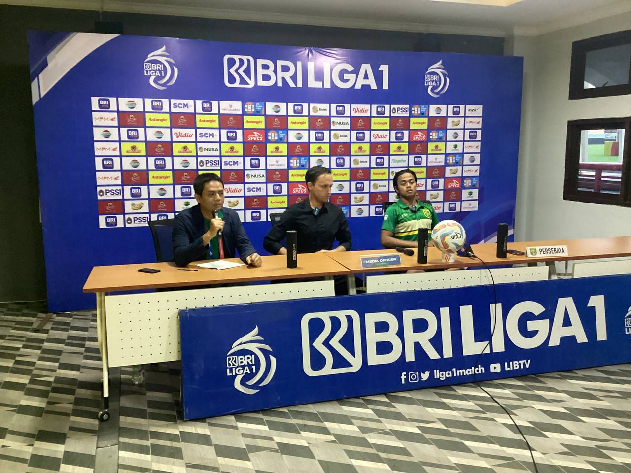 APRESIASI: Paul Munster memberikan apresiasi terhadap performa Paulo Henrique meskipun di laga lawan PSIS Semarang banyak peluang terbuang. (Moch. Rizky Pratama Putra/JawaPos.com) - Image