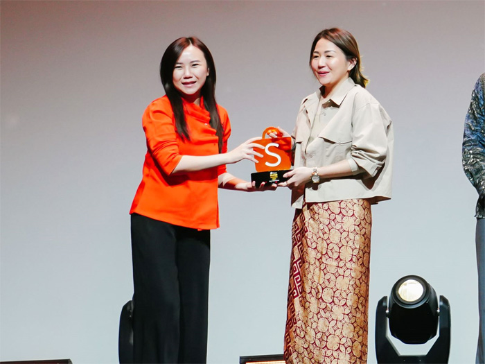 Diana (37), pengusaha sepatu merk Dushishoes meraih Shopee Super Awards 2023 . (Istimewa) - Image