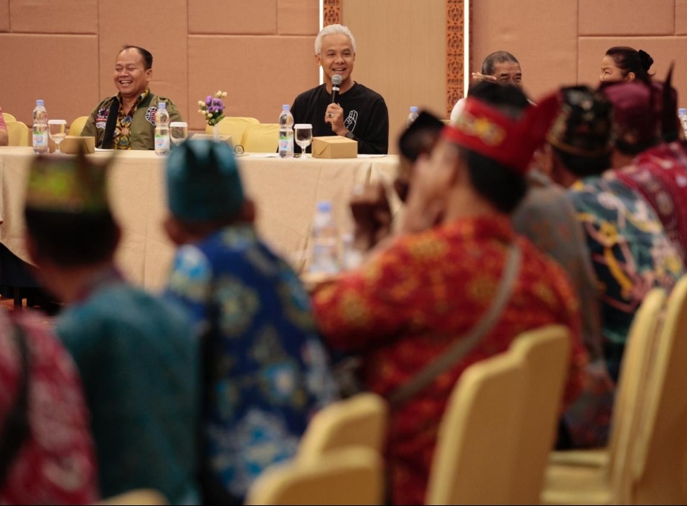 Calon presiden (capres) nomor urut 3, Ganjar Pranowo saat berdialog dengan warga di M Bahalap Hotel Palangka Raya, Kalimantan Tengah, Jumat (2/2). - Image