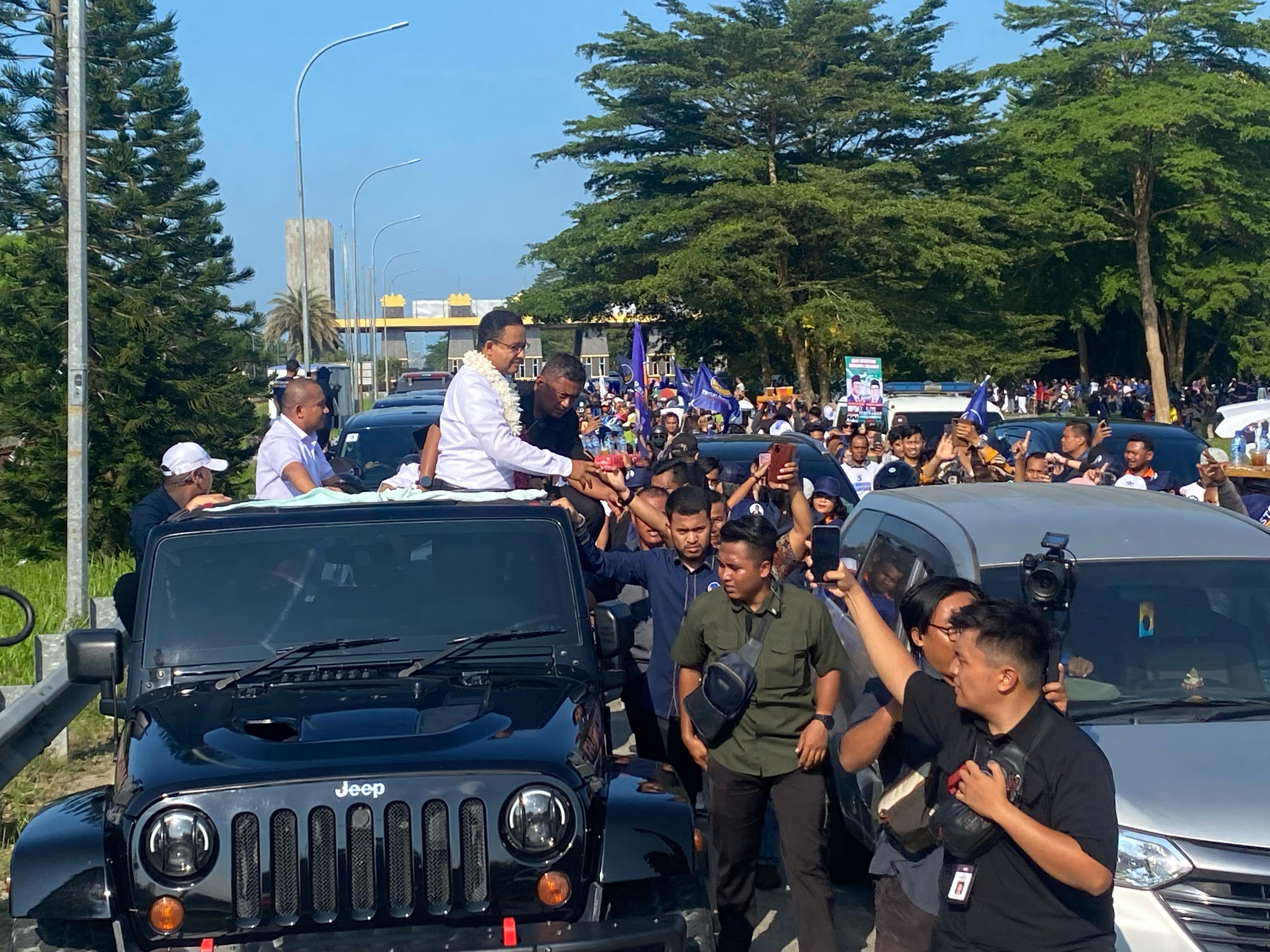 Calon Presiden Nomor Urut 1 Anies Baswedan disambut pendukungnya saat tiba Bandara Kualanamu, Deli Serdang, Kamis (2/1/2024). - Image