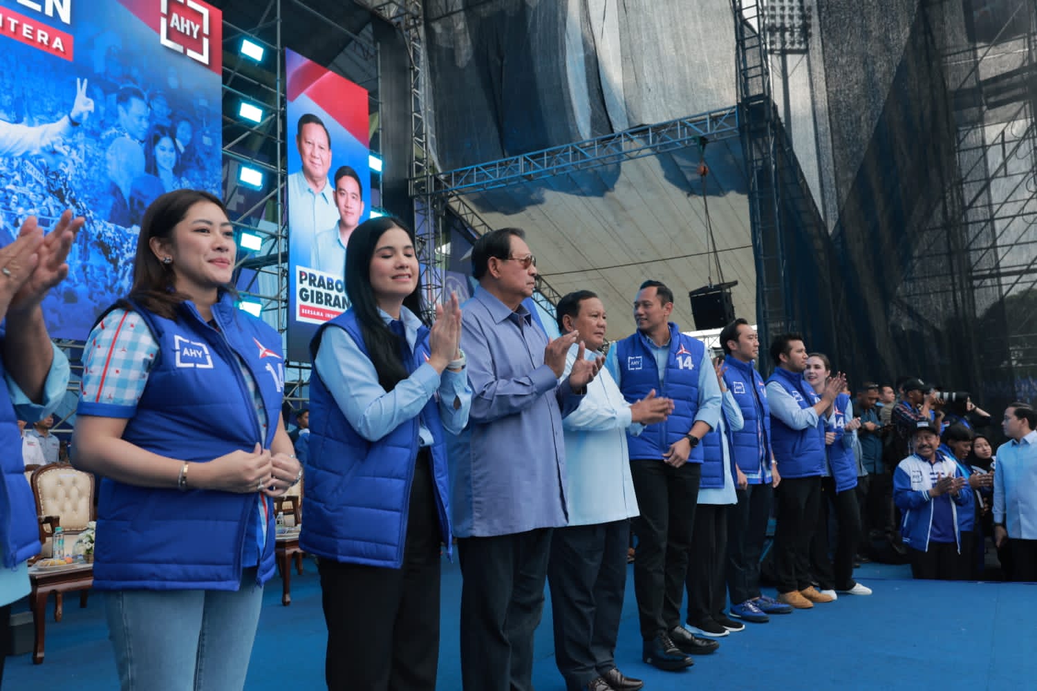 Calon presiden nomor urut 2 Prabowo Subianto memberikan hadir saat kampanye akbar Partai Demokrat di Stadion Gayajana, Kota Malang, Jawa Timur, Kamis (1/2/2024). - Image