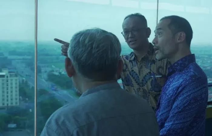Menteri Kedutaan Jepang di Indonesia, Takabayashi (tengah) saat mengunjungi Masjid Nasional Al Akbar Surabaya, Jumat (2/2/2024). - Image