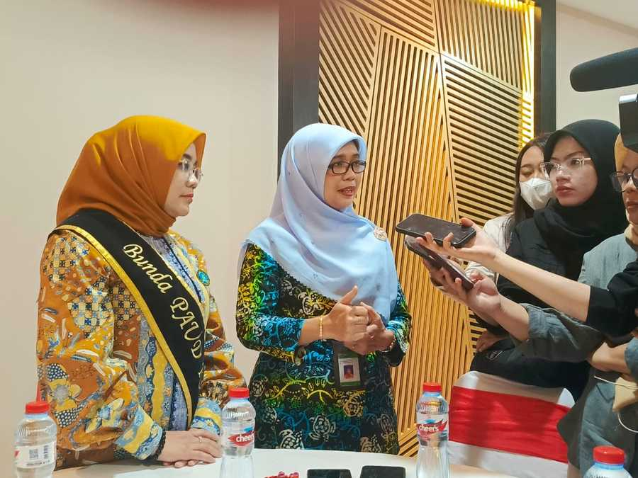 Bunda Paut dalam usahanya mencegah kekerasan anak (Sumber: Pemkot Surabaya) - Image