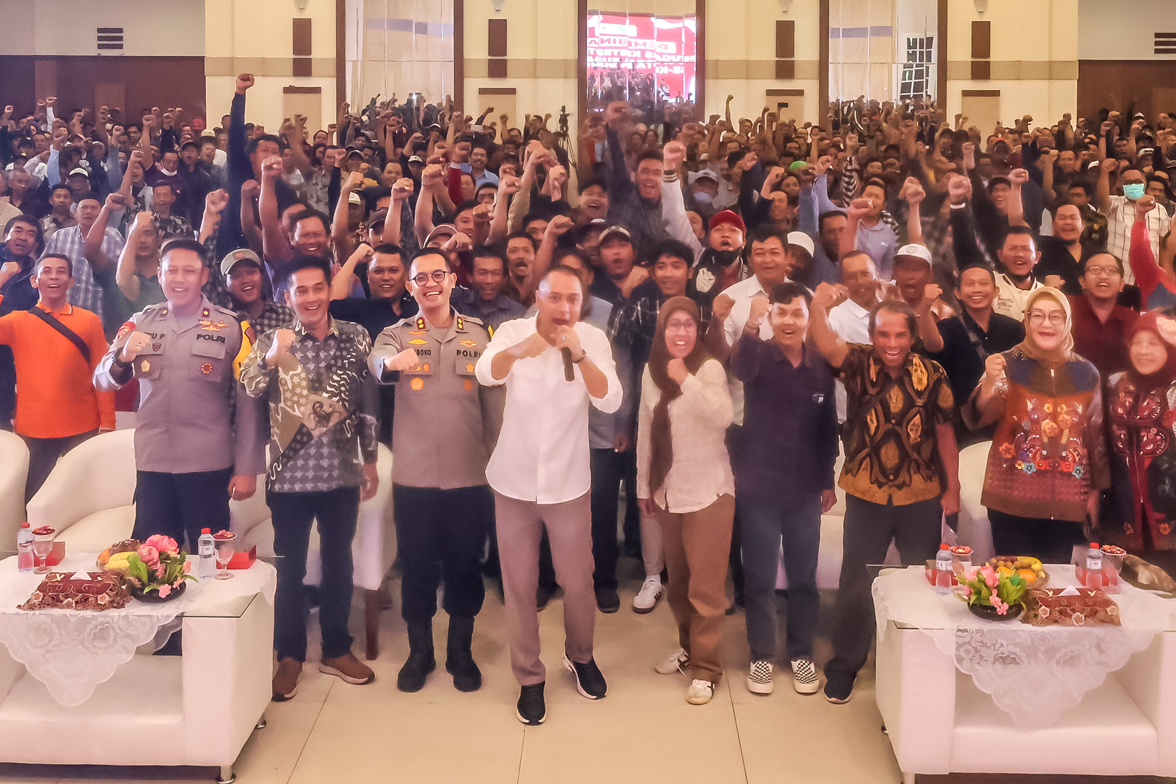 Wali Kota Surabaya hadir dalam pembinaan petugas ketertiban TPS. - Image