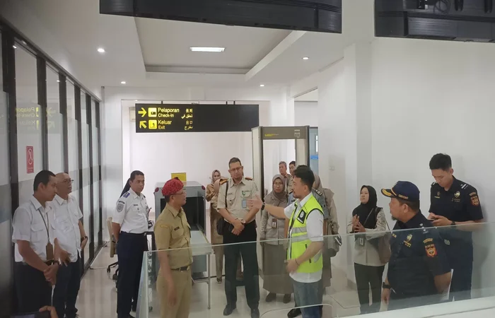 PERSIAPAN: Kesiapan menuju pembukaan penerbangan umrah dari Banyuwangi terus dimatangkan dengan penyertaan personel dan peralatan pendukungnya dari Kantor Keimigrasian. (Ramada Kusuma) - Image