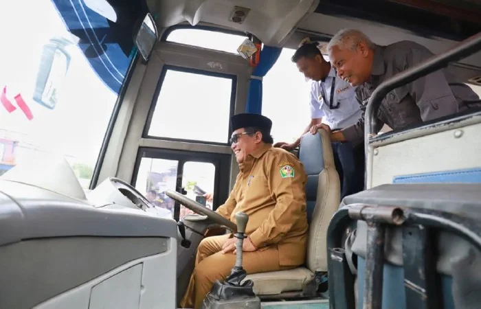 Pj Bupati Bupati Pidie, Wahyudi Adisiswanto sedang melakukan uji coba kelayakan mesin Bus Damri. (Ist) - Image