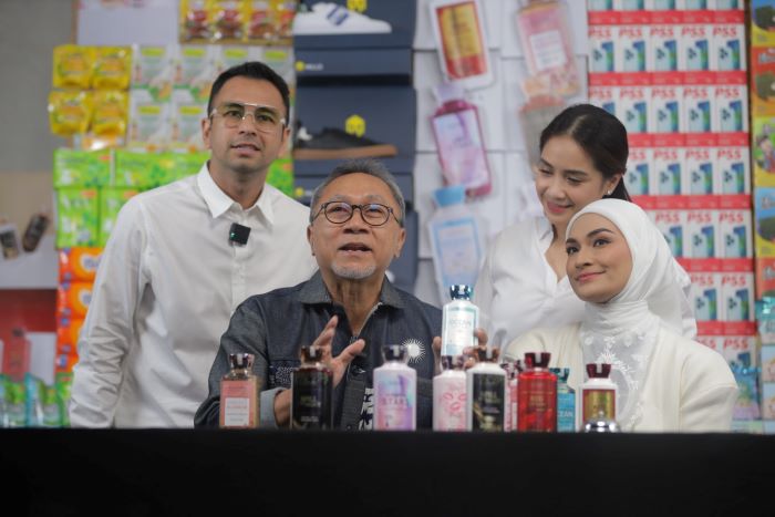 Raffi Ahmad dan Nagita Slavina gencar memajukan produk UMKM mempromosikan produk-produk lokal lewat live TikTok bertajuk Beli Lokal. - Image