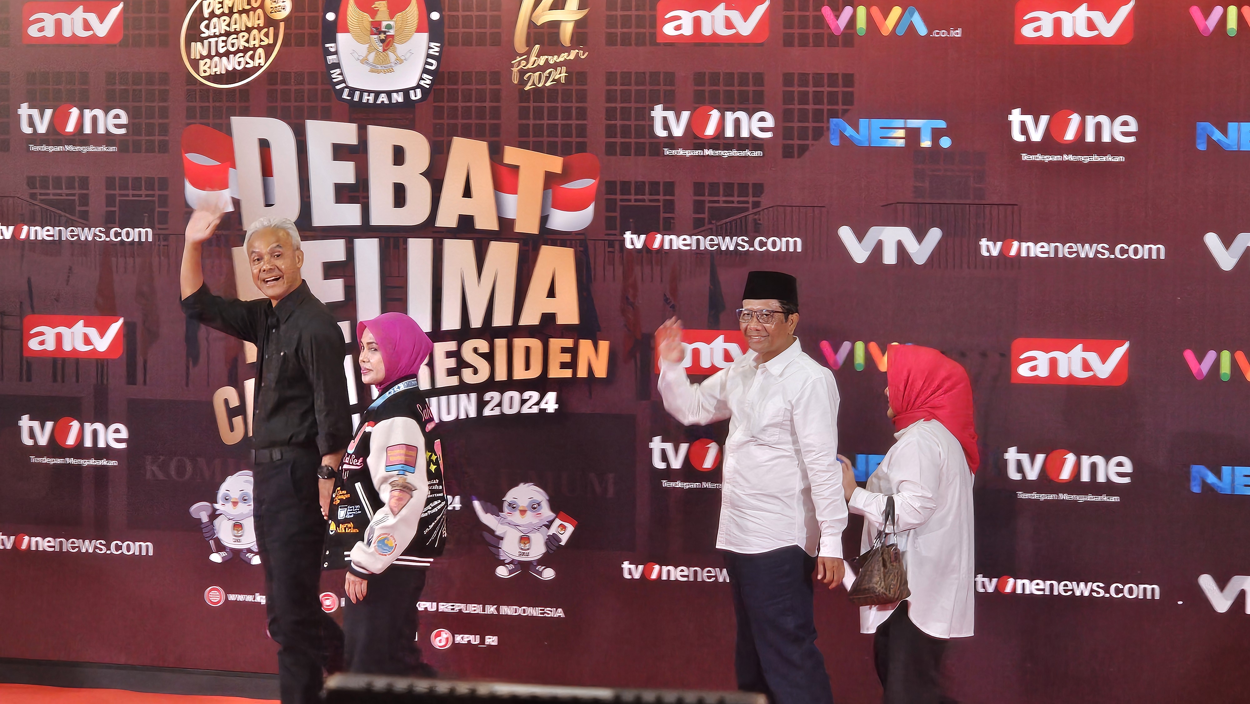 Calon presiden nomor urut 3 Ganjar Pranowo dan calon wakil presiden Mahfud MD menghadiri acara debat kelima Pilpres 2024 di Jakarta Convention Center (JCC), Senayan, Jakarta, Minggu (4/2). - Image